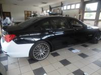 BMW 7 - celopřevlek do bílé perleti / průběh