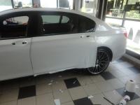 BMW 7 - celopřevlek do bílé perleti / průběh
