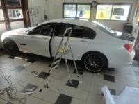 BMW 7 - celopřevlek do bílé perleti / průběh